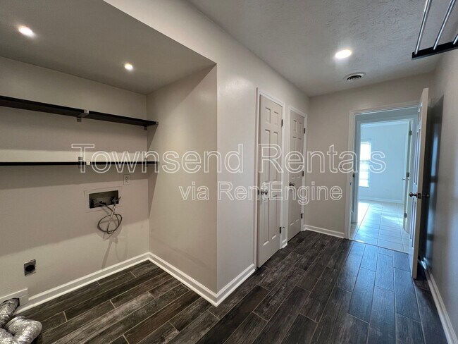 Building Photo - 5449 Thompson Cir