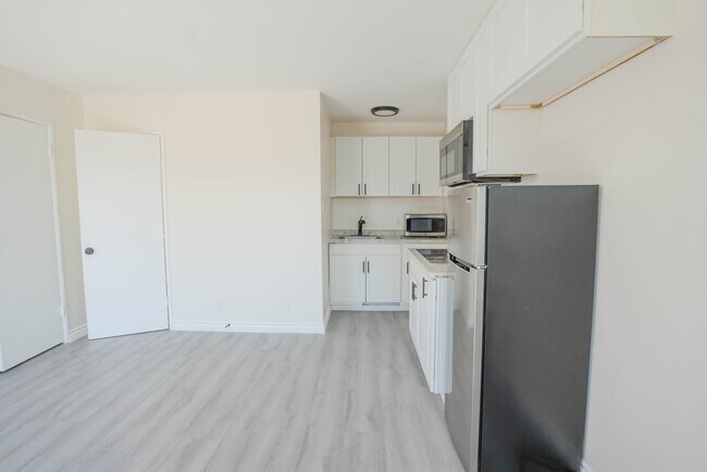 Building Photo - 821 W 167th St