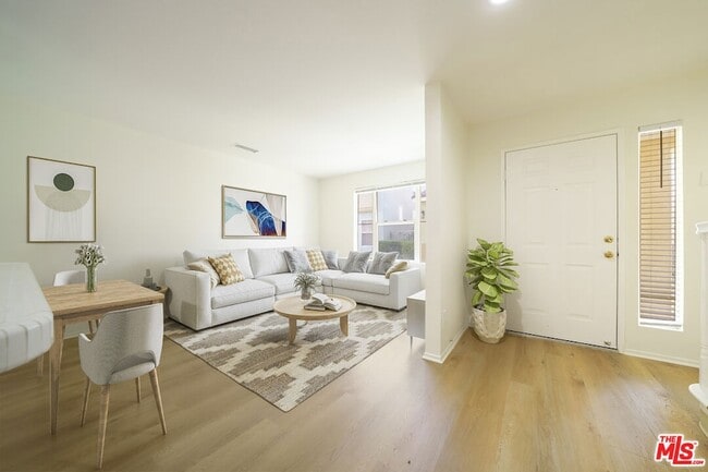 Building Photo - 121 Cancion Way