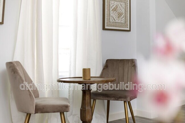 Building Photo - 110 E Craig Pl