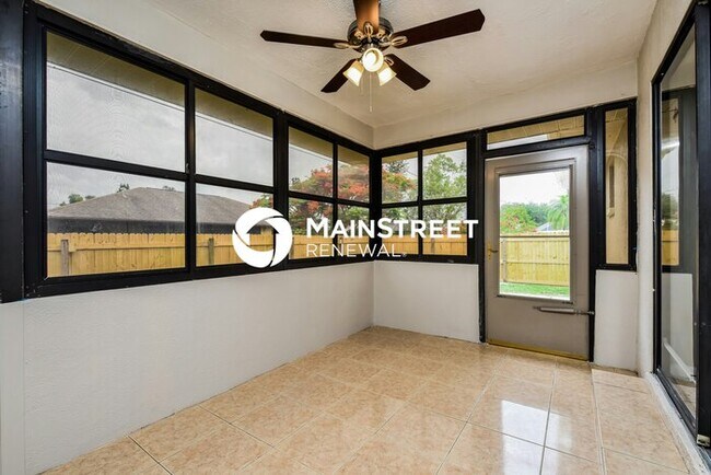 Building Photo - 3 Bedroom Pet-Friendly Home in Fort Myers,...