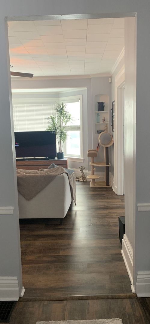 Building Photo - 223 E 9th St