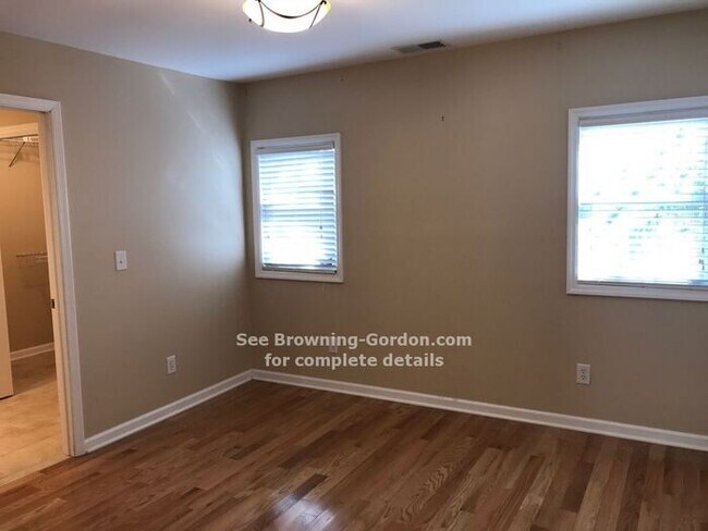 Building Photo - Adorable Cottage Available in Sylvan Park!