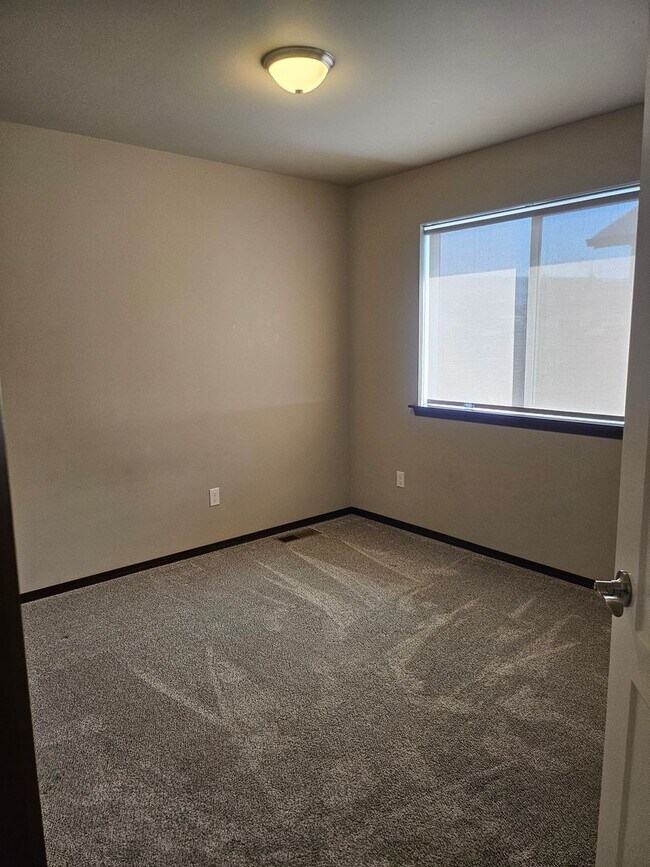 Building Photo - 3 Bedroom, 2.5 Bath House w/ fully fenced yard.