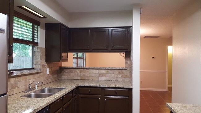 Building Photo - 2102 Rolling Glen Dr