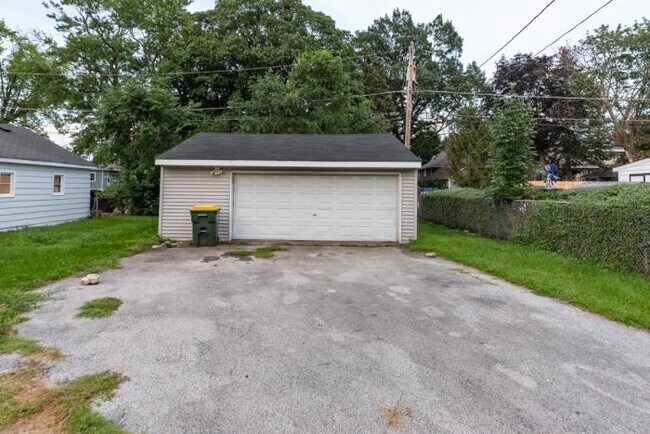 Building Photo - 4 bedroom in Lansing IL 60438