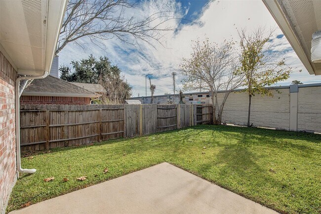 Building Photo - 5008 Blanco Dr