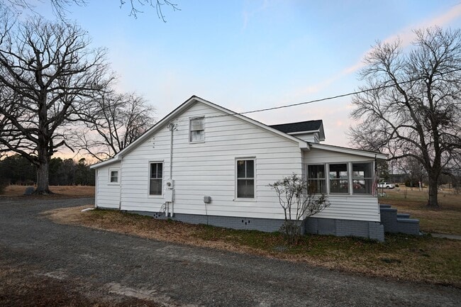 Building Photo - Charming 2BR / 2BA Home with Front Porch & Large Private Yard
