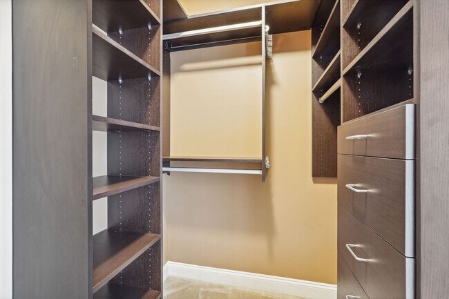 Building Photo - Available Now! High End 1 bed/ 1 bath with Parking! 24 hour concierge!