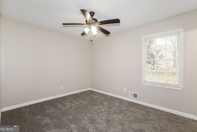 Building Photo - 583 Lakeridge Cir SE