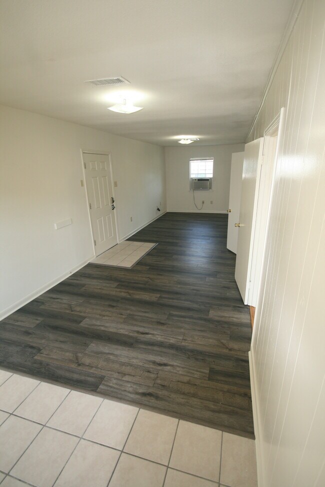 Building Photo - 2121 Rose Dr