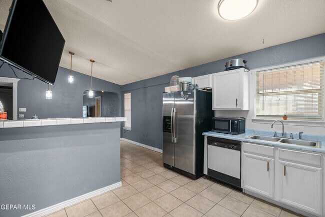 Building Photo - 13475 Sunset Hills Dr
