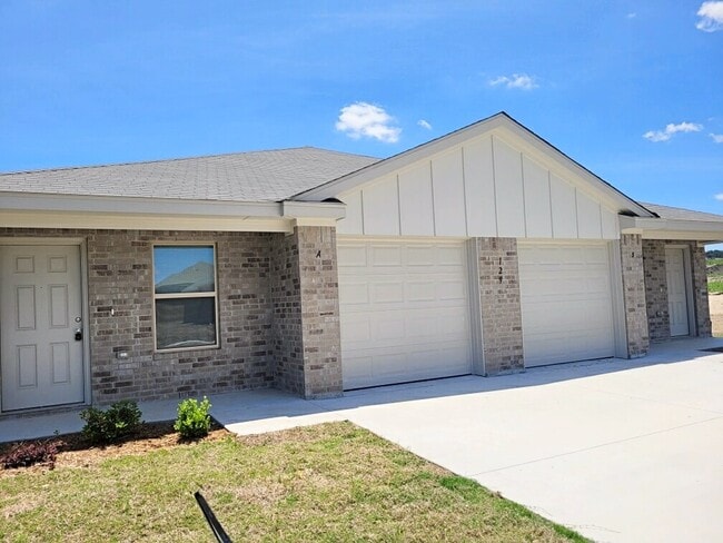 Building Photo - 129 Wind Ridge Dr