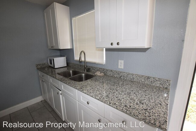 Building Photo - 2 br, 1 bath House - 4943 Pine Hills Road