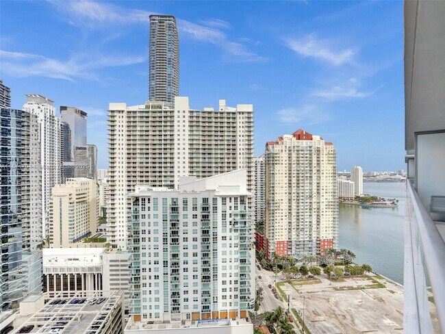 Building Photo - 1300 Brickell Bay Dr