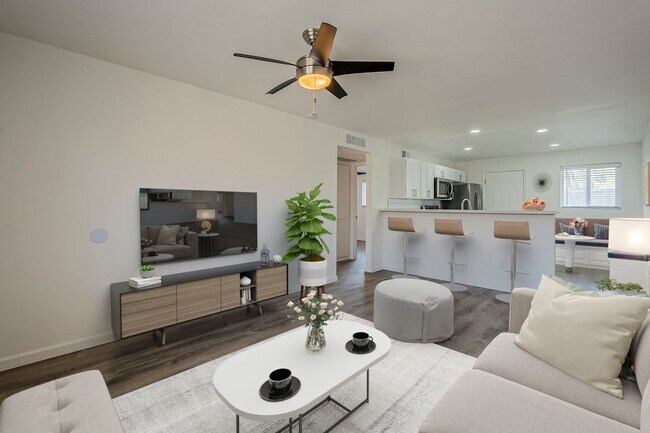 Building Photo - Fully remodeled Casita style apartment hom...