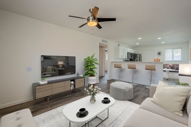 Building Photo - Renovated open floorplan