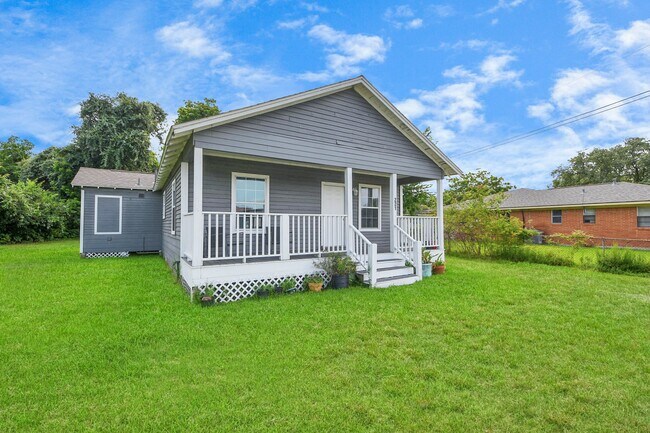 Building Photo - 221 3rd St N