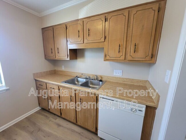 Building Photo - 207 Flores Ln