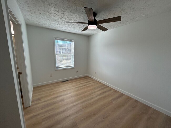 Building Photo - Candler - Recently Renovated Apt Ready for Occupancy!