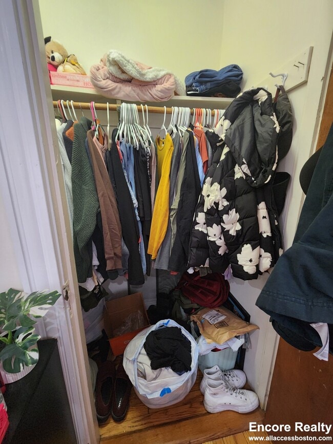 Building Photo - 240 Kelton St