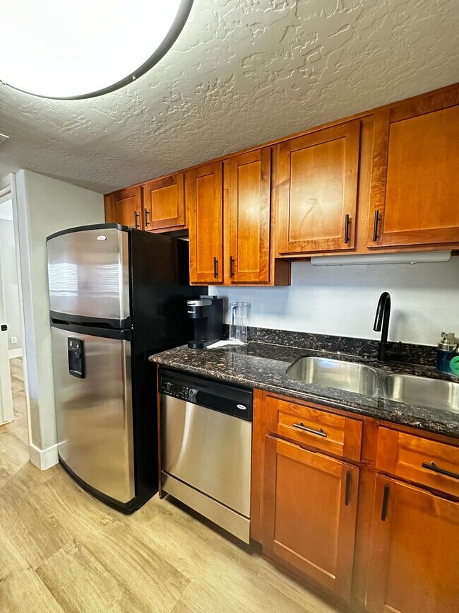 Building Photo - FULLY FURNISHED 1 BEDROOM 1 BATHROOM CONDO UPDATED HEART OF THE VALLEY