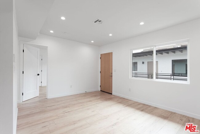 Building Photo - 1319 S St Andrews Pl