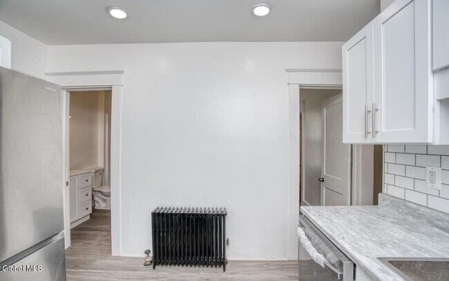 Building Photo - 1538 Nott St