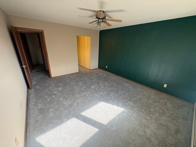 Building Photo - Spacious 2BR/1.5BA 2nd Floor Apartment in Brown Deer – Heat & Hot Water Included, Pool & Undergro...