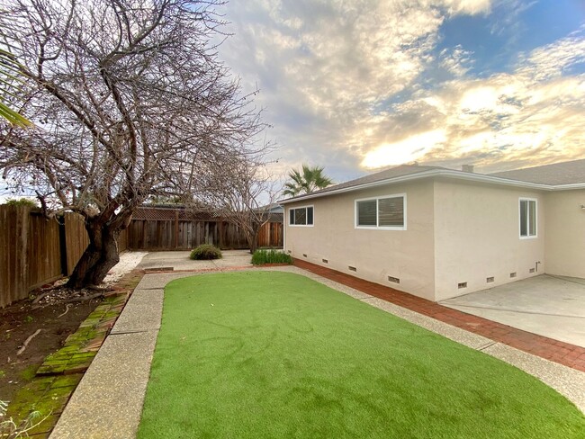 Building Photo - Upgraded 3-Bedroom 2-Bathroom Home for Rent - Union City!