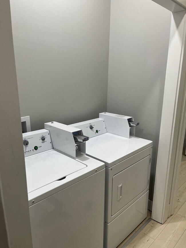 Building Photo - Beautifully Renovated 1 Bed 1 Bath