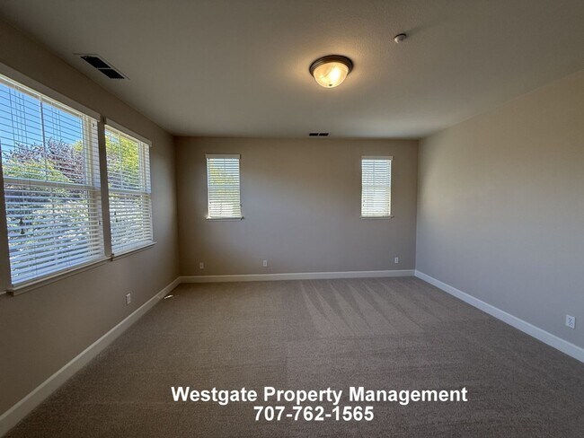 Building Photo - 1708 Southridge Dr