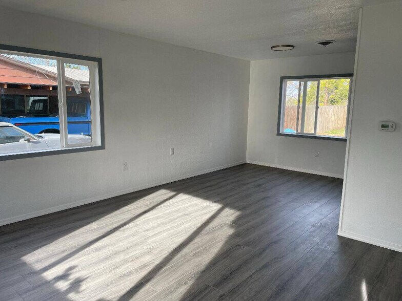 Building Photo - 1106 N 60th Ave