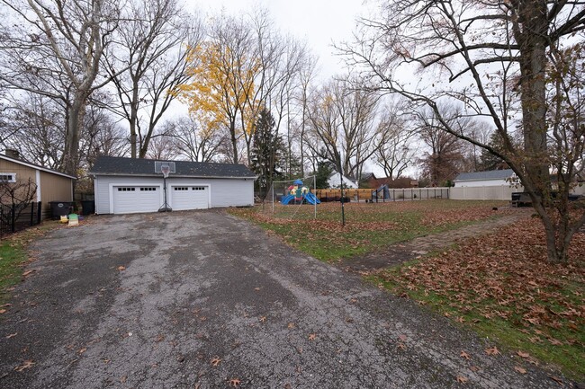 Building Photo - Spacious home with swimming pool to enjoy ...