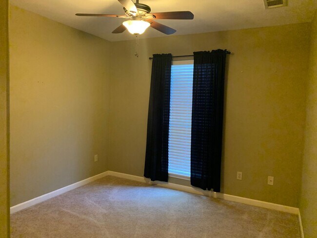 Building Photo - 1037 S Hills Dr