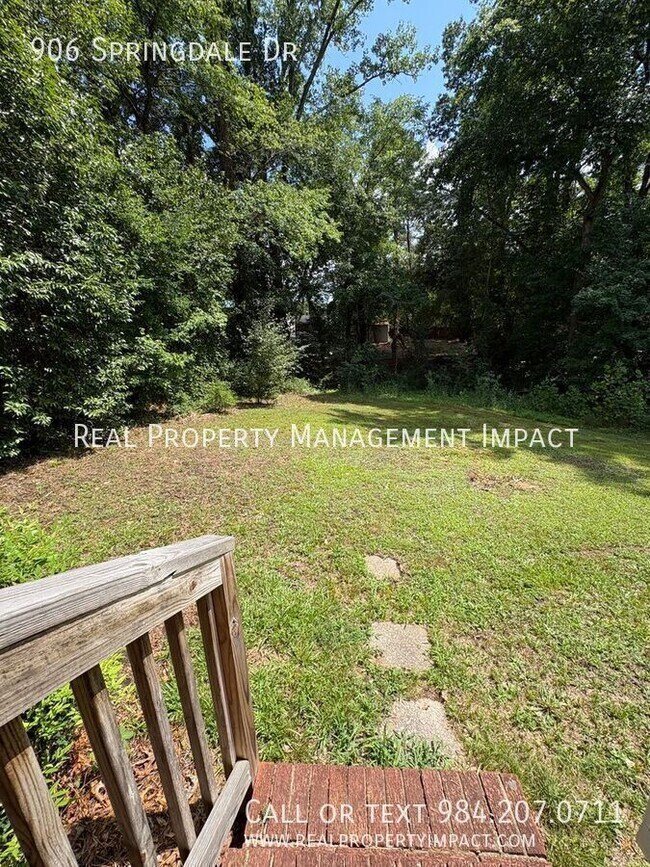 Building Photo - 906 Springdale Dr