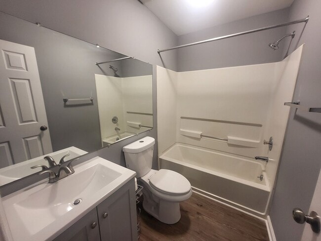 Building Photo - Wellington Woods II - 3BR/2.5BA End-Unit T...