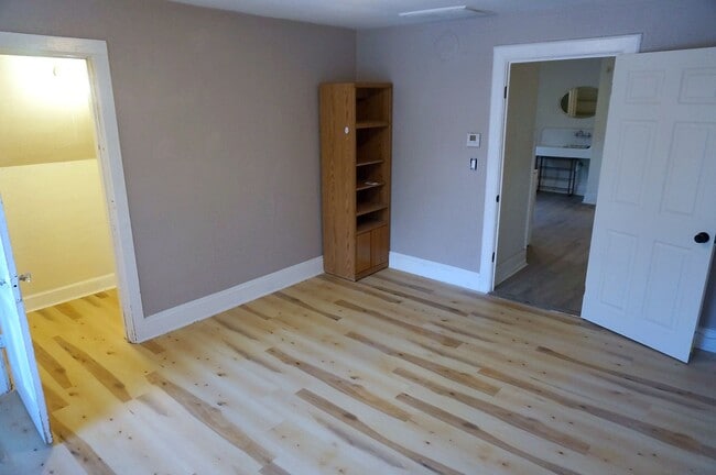 Building Photo - Large One Bedroom Unit Two Blocks From Brady Street.