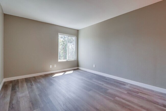 Building Photo - Beautifully renovated and located in the h...