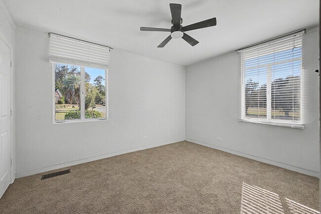 Building Photo - 1008 N Van Buren St