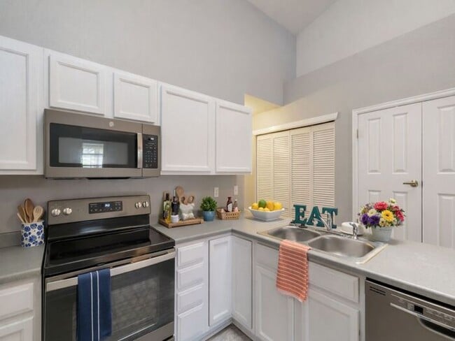 Building Photo - 1BR w/ Attached Garage & Balcony near Downtown Littleton