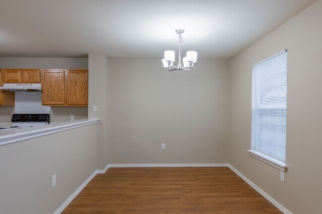 Building Photo - Charming 3BR/2.5BA Home with Spacious Back...