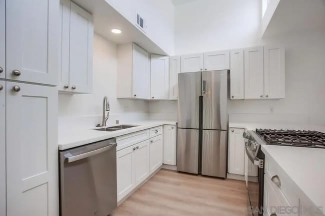 Building Photo - Townhome in the heart of La Jolla’s coveted Beach Barber Tract