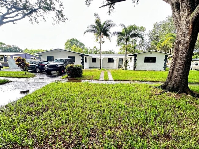 Primary Photo - 4661 NW 4th St