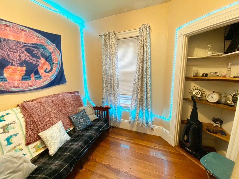 Building Photo - 10 Sachem St