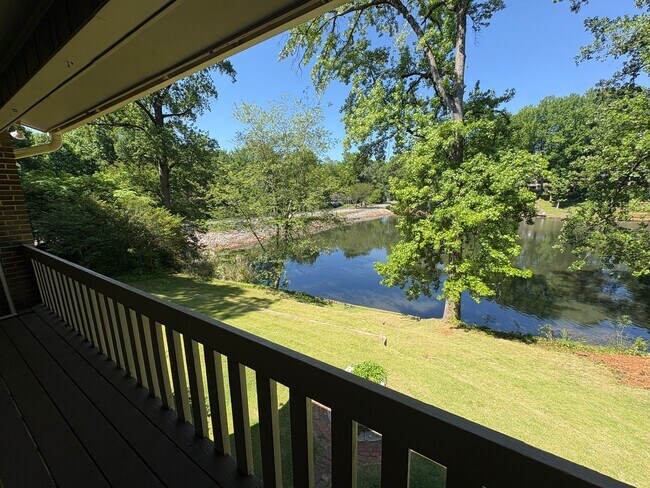 Building Photo - Large Lakefront Home Minutes from Downtown Greenville!