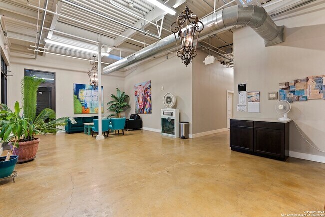 Building Photo - 3363 E Commerce St