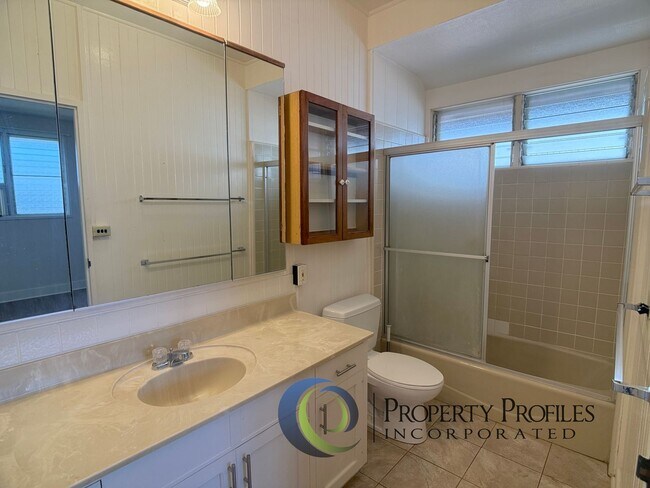 Building Photo - Kaimuki 3 Bedroom 2 Bath House
