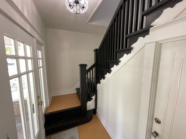 Building Photo - 1320-1322 Main Street Duplex