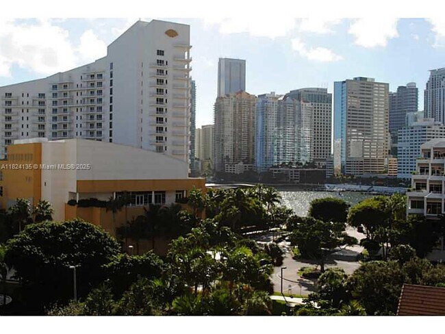 Building Photo - 520 Brickell Key Dr